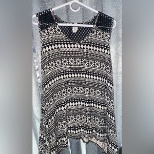 Flowy blouse that’s black and white